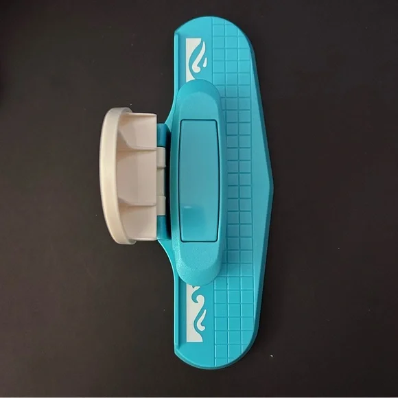 Fiskars border punch - SCROLL - Picture 3 of 4